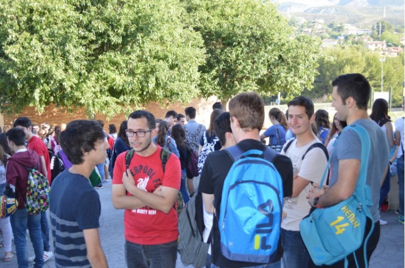 Alumnes abans de la PAU a Cotes Baixes / R. Lledó