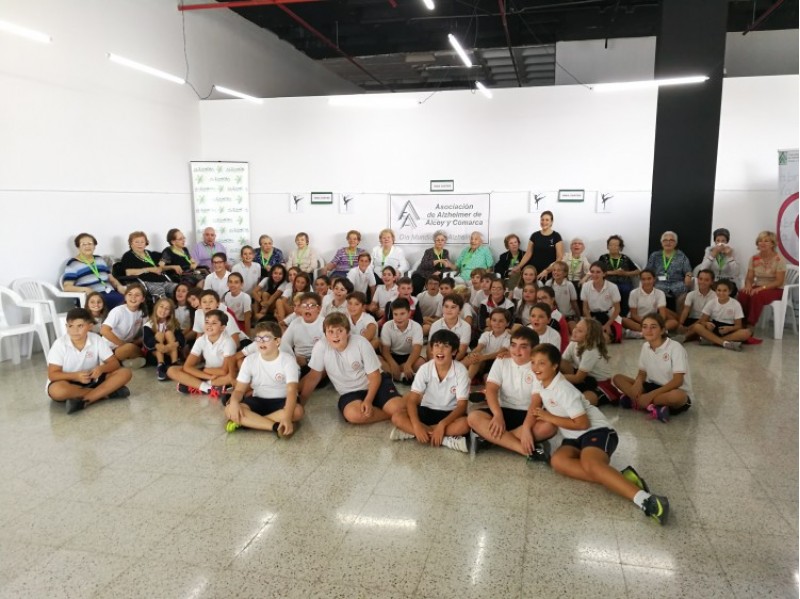 Els alumnes del col·legi Salesians Sant Vicent Ferrer d'Alcoi ballen al costat de l'Alzheimer / Col·legi Salesians