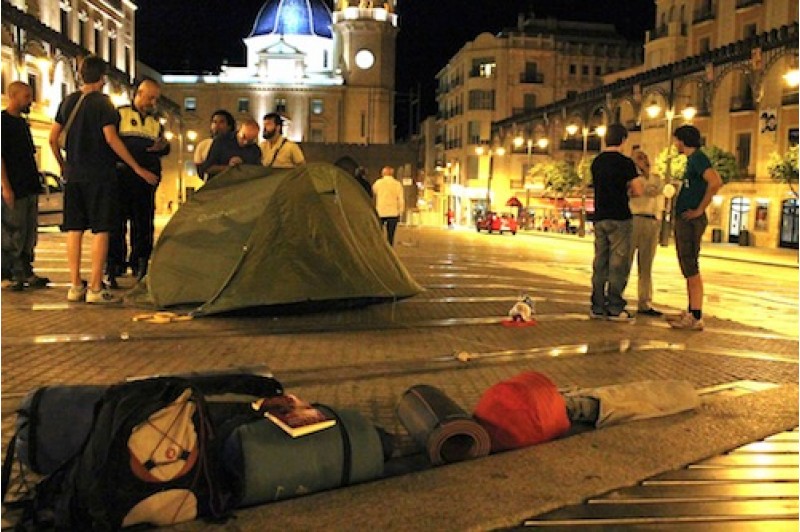 Els 'indignats' van acordar romandre a la plaça però sense muntar cap tenda./ LV