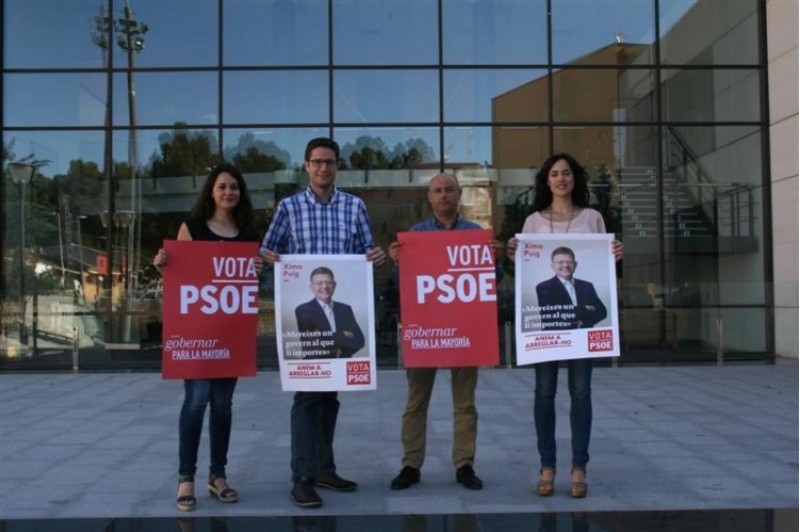 Els candidats a la Generalitat i Mireia Estepa amb el cartell que recolza la candidatura de Ximo Puig. / SG