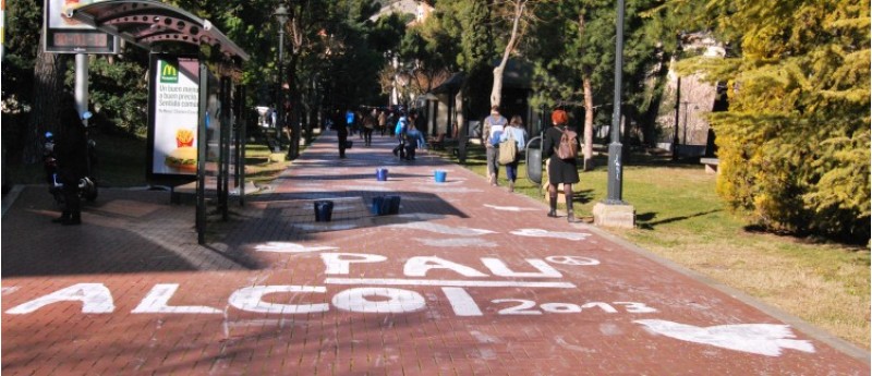 El terra del Passeig de Cervantes pintat amb motius pacifistes./ AMC