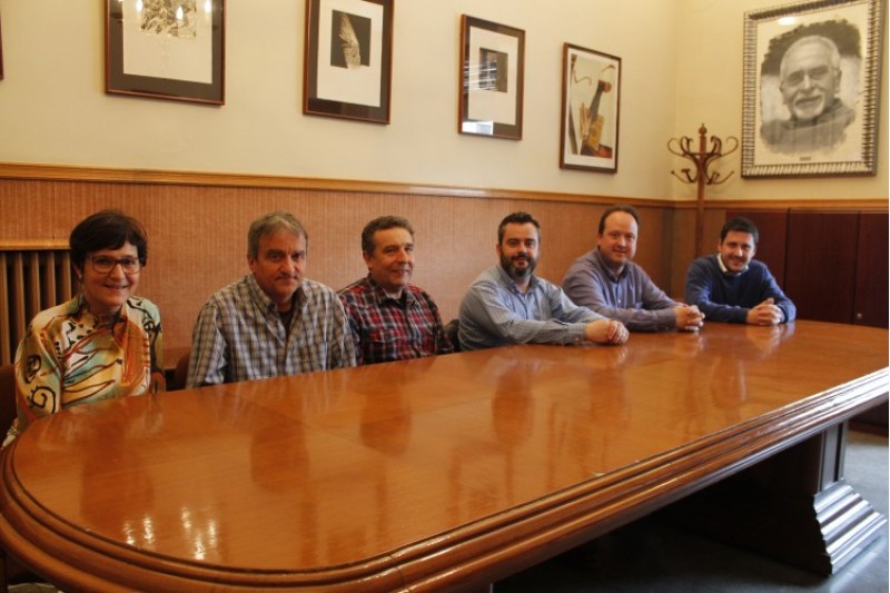 Raül Llopis amb representants de les colles participants / Ajuntament Alcoi