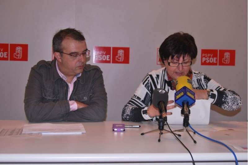 Els diputats autonòmics del PSPV, Jordi Martínez i Maria Vicenta Crespo han anunciat que es presentaran mocions cap als pressupostos del 2013./ AMC