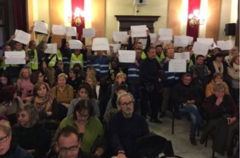 Sindicats policials protestant a un plenari / R. Lledó