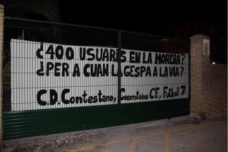 A principis d'aquesta setmana van penjar aquesta pancarta reivindicativa./ AM