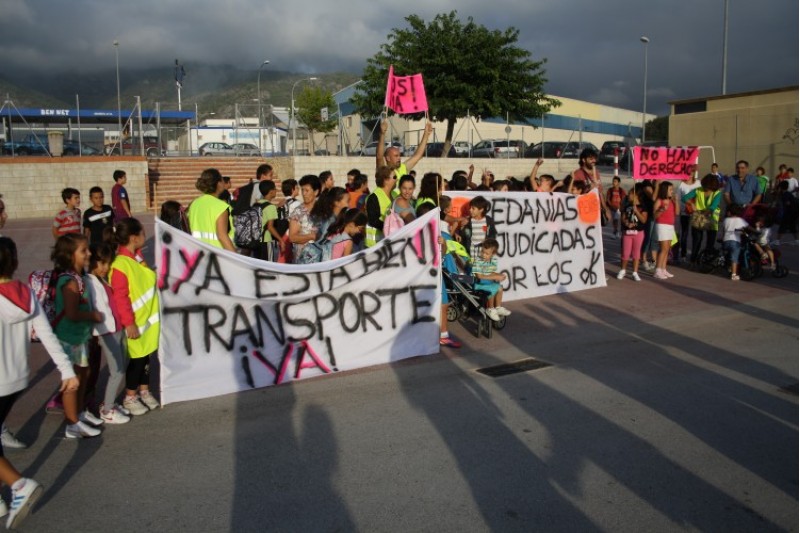 Desenes de persones van protestar a les portes del Bracal per les retallades en transport./ AM