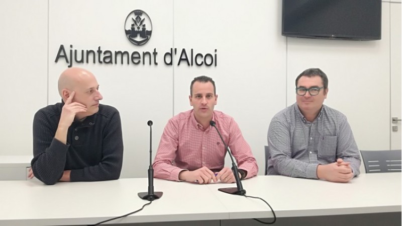 D'esquerra a dreta, l'artista Jordi Peidro, el regidor d'educació ALberto Belda, i el director de l'IES Andreu Sempere Jesús Martínez com a representant de les escoles UNESCO d'Alcoi