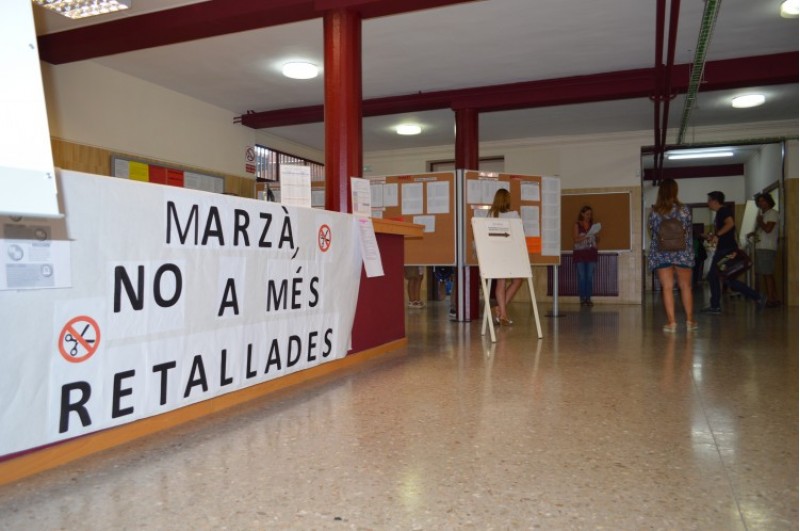 Pancarta contra Marzà dins de l'EOI d'Alcoi / R. Lledó