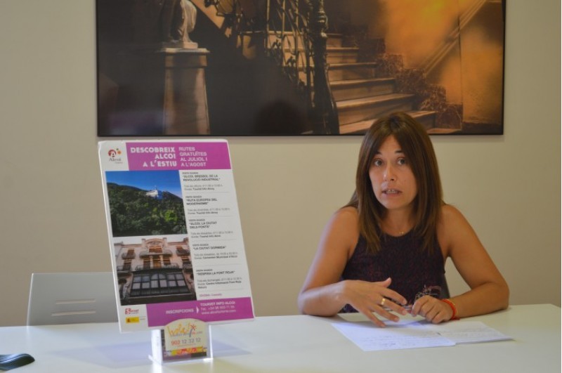 La regidora de Turisme de l'Ajuntament d'Alcoi, Lorena Zamorano. / R. Lledó
