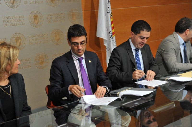 Moment en el que firmaven el conveni per crear la càtedra Smart City