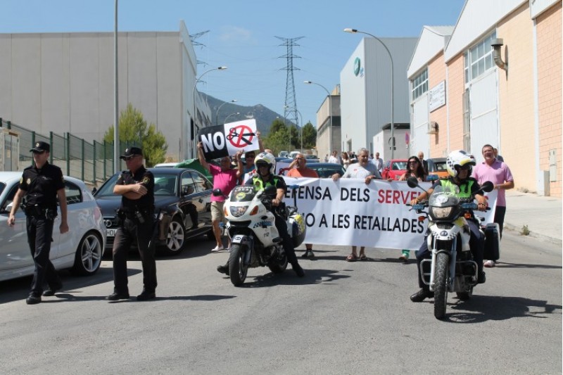 Forta presència policial per una desena de protestants./ LV
