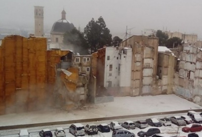 El primer edifici que va caure, després de la tempesta de neu