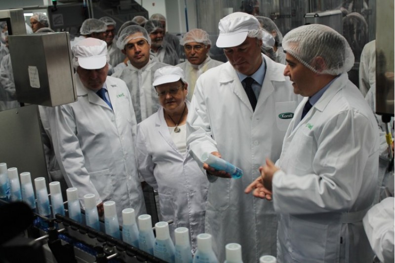 Fabra ha estat acompanyat pels gerents de l'empresa i envoltat d'autoritats durant la seua visita./ LV