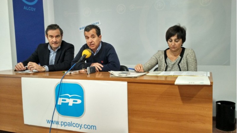 Els diputats Fernando Pastor i Mayte Parra, amb el portaveu popular en Alcoi, Rafa Miró/AM
