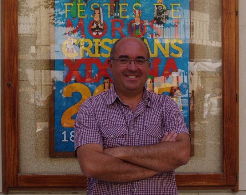 L'alcalde posa davant del cartell anunciador / JLE