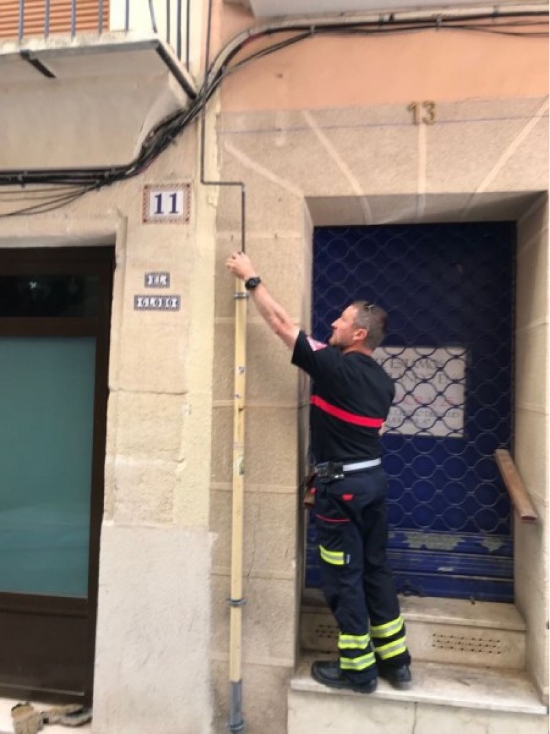 Un bomber comprova la fuita de gas al carrer Sant Llorenç