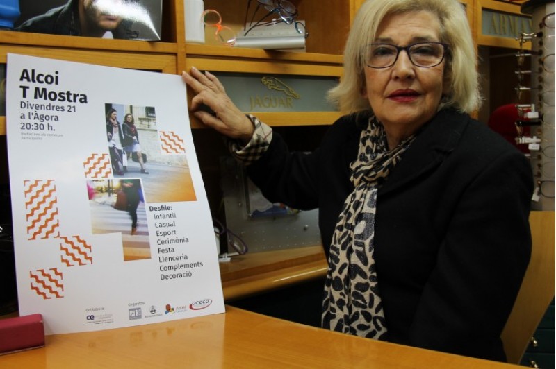 Guadín García amb el cartell de l'esdeveniment Alcoi T Mostra. / SG