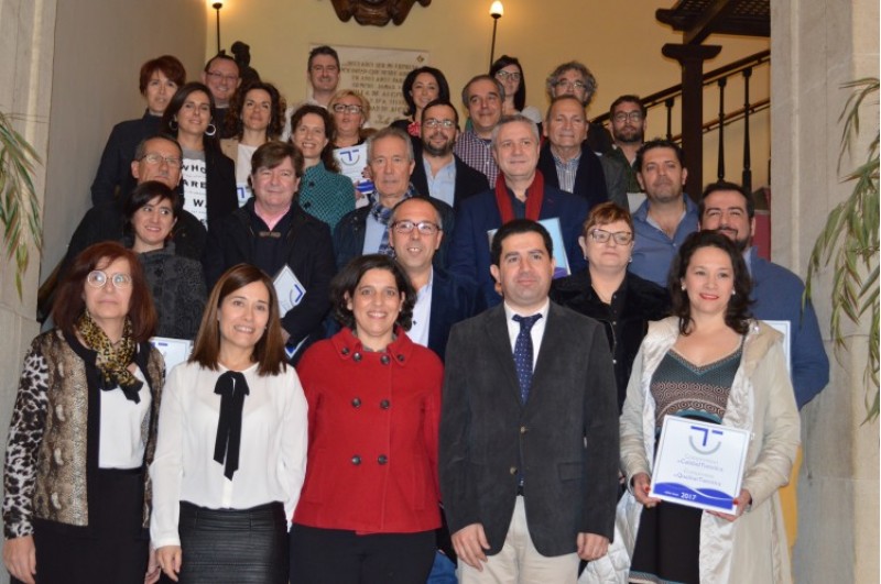 Els guardonats amb representants de l'Administració / R. Lledó