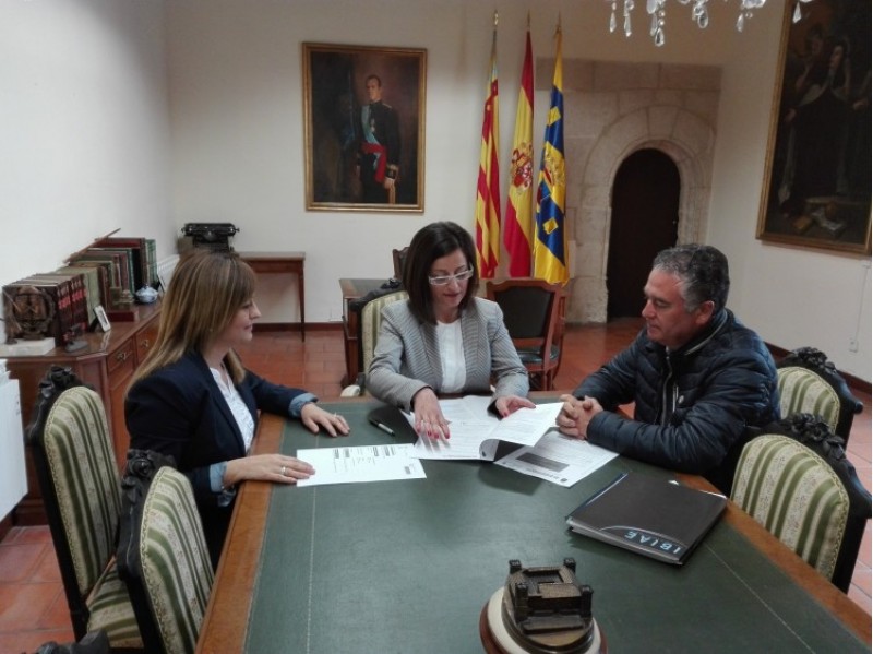 D'esquerra a dreta: Prados Vicent (regidora d'Indústria), Humi Guill (alcaldessa) i Pedro Prieto (president d'IBIAE)