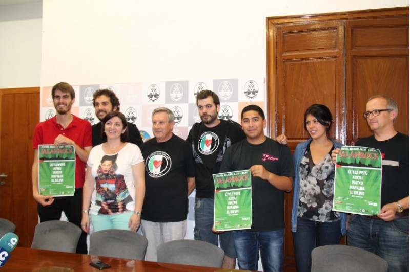 Membres de les Brigades Internacionals Unadikum i els regidors Estefania Blanes i Paco Agulló a la presentació del festival Ialah Rock. / SG