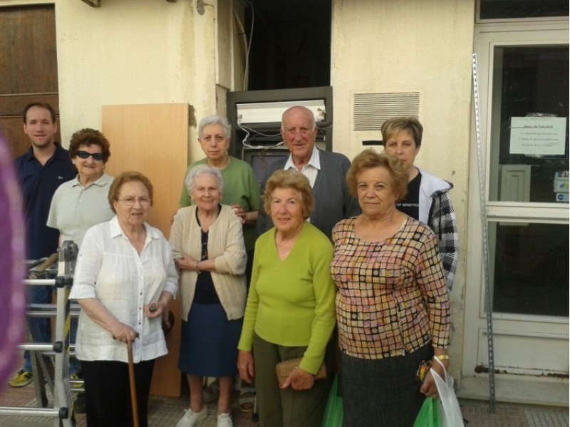 Els veïns, amb el banc darrere /AM