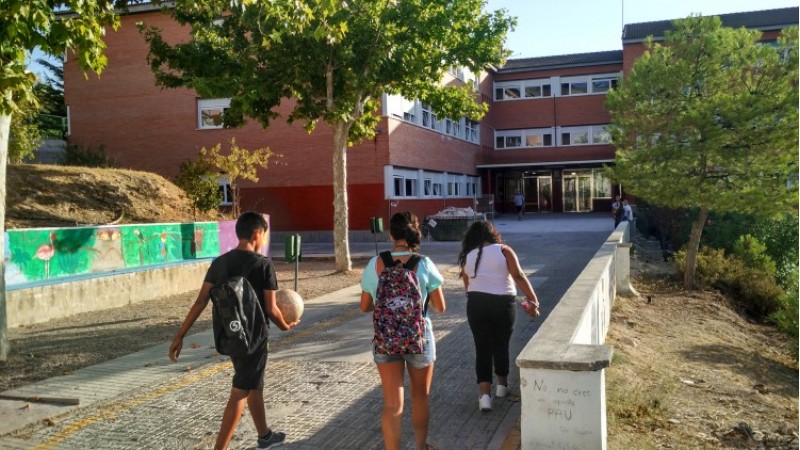 Alumnes accedeixen a primera hora a l'IES Andre Sempere/AM
