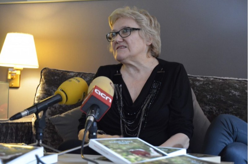 L'escriptora alcoiana va atendre primer als mitjans i després va presentar la novel·la a la Casa del Llibre./ LV