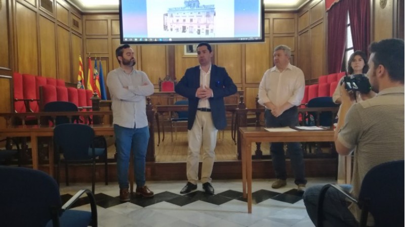 L'alcalde Toni Francés, el regidor Raül LLopis i el director de l'arxiu municipal, Josep Lluís Santonja, presenten BIVIA