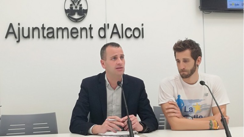 El mestre de la Salle, Alex Olcina, amb el regidor d'educació Alberto Belda, presentan la 10K solidària