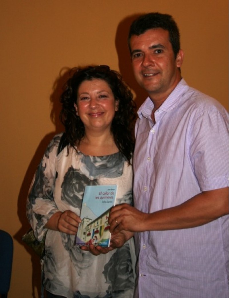 La regidora contestana Marcela Richart amb l'autor del llibre Joan Borja./AM