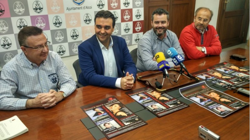 Jordi Bernácer, amb el regidor de cultura Raül LLopis i dos membres de l'Associació Amics de la Música d'Alcoi/AM