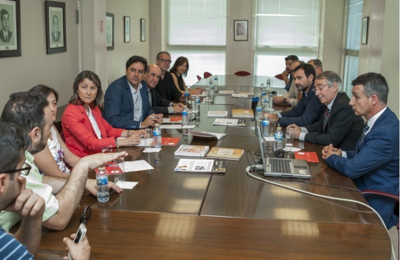 Reunió entre membres de l'AIJU, candidats de Ciutadans i diverses autoritats. / SG