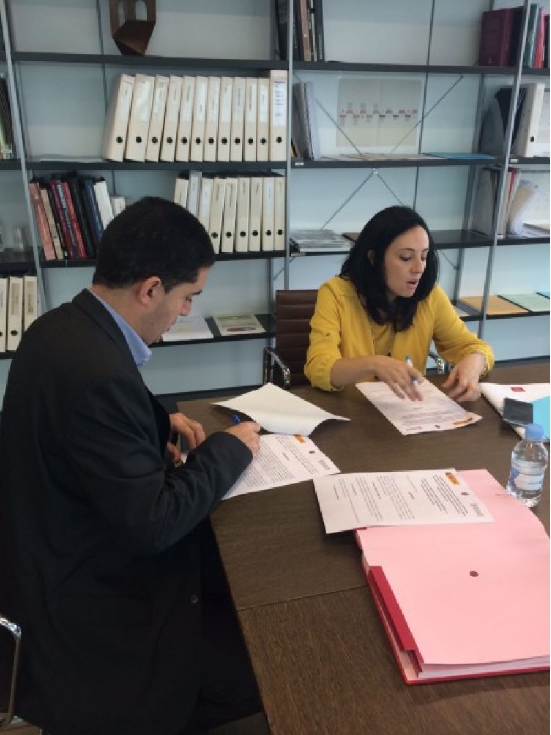 L'alcalde TOni Francés signa els nous termes del conveni amb la conselelra Maria José Salvador
