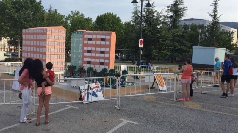 La foguera de la Zona Nord ha estat ubicada fins ara darrere del Poliesportiu de Caramanxel / AM