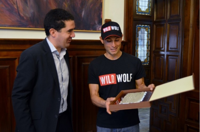 Vicente Juan García va rebre una placa de mans de l'alcalde / RCM