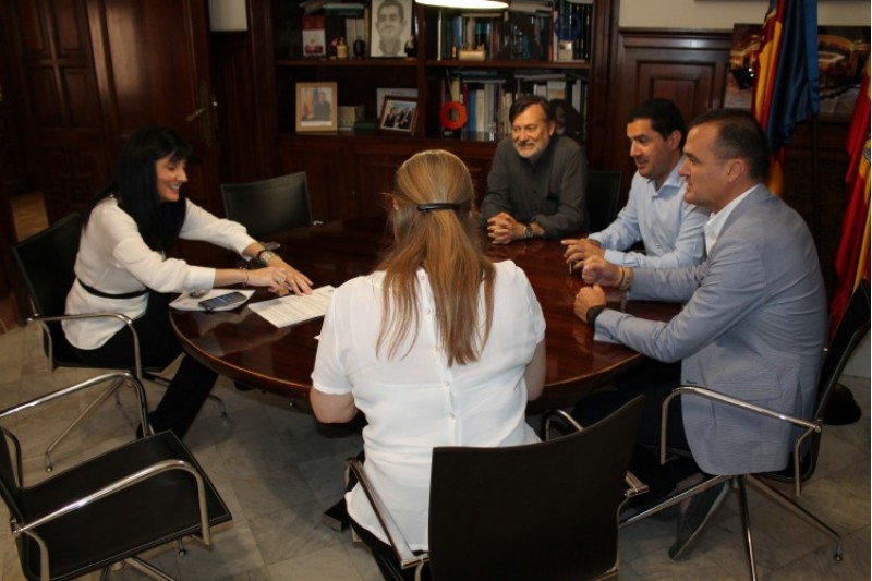 L’Ajuntament d’Alcoi fomenta la mobilitat sostenible amb un cotxe elèctric / Ajunt. Alcoi