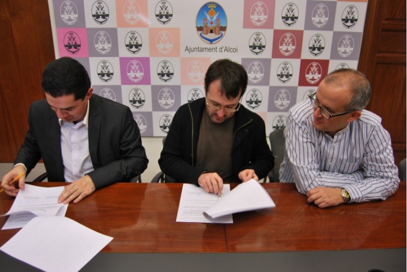 Moment en el que es signa el conveni per part de l'Ajuntament i ACPV./ AMC