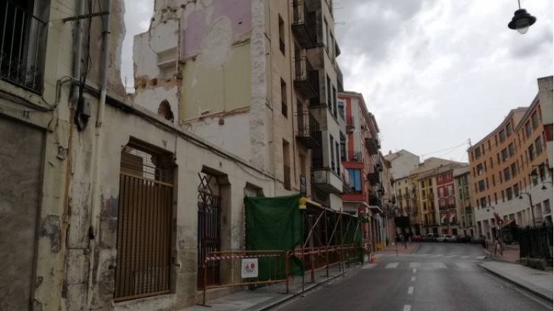 L'Ajuntament d'Alcoi tomba dos edificis en ruïna al carer Camí i estudia l'enderrocament d'un tercer
