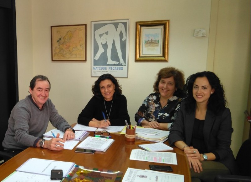 Representants municipals amb responsables de la Conselleria durant una passada reunió./ AM