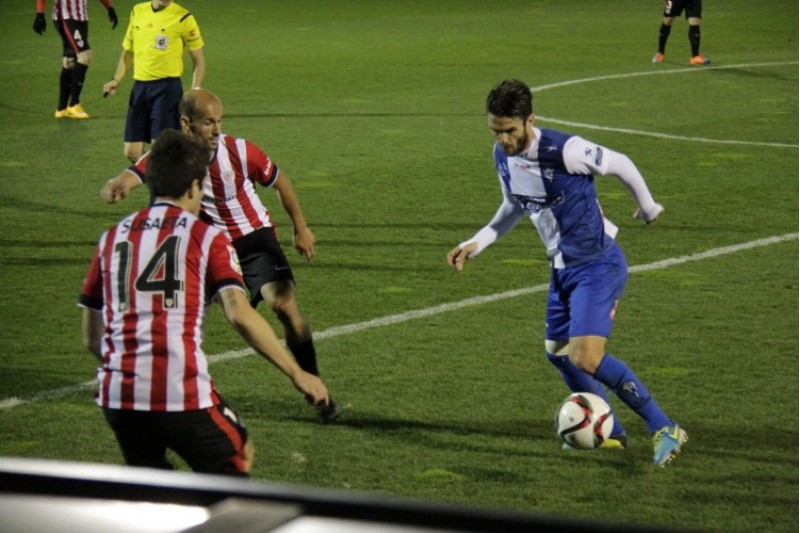 Javi Rubio controla un baló davant Susaeta / Sheila García