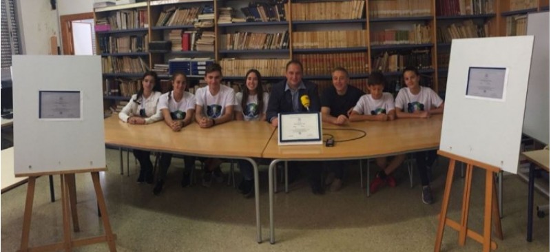 Els alumnes 'UNESCO', Toni González i Vicent Romans expliquen les activitats del 15 de juny / R. Lledó