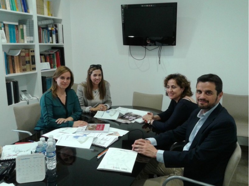 Julia Company, directora de l'IVACE, es reuneix amb l'alcaldessa de Xixona/IVACE