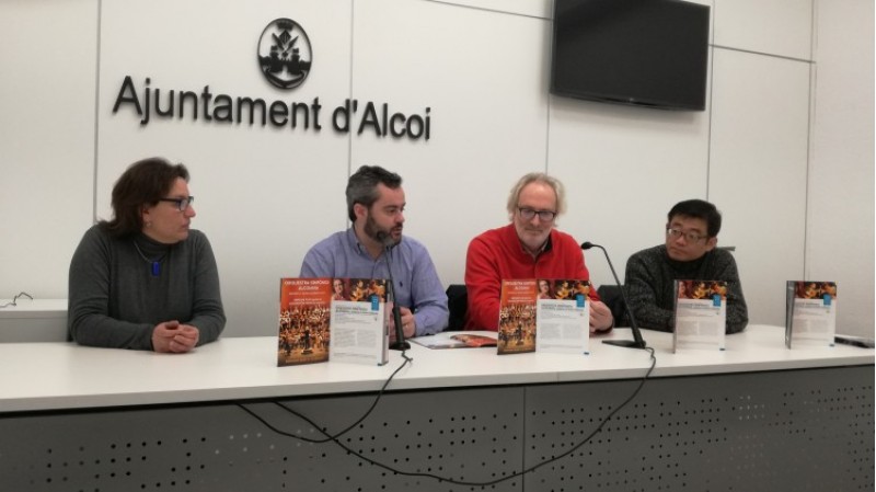 D'esquerra a dreta: Paqui Contreras, presidenta de l'OSA; Raül Llopis regidor de cultura; Gregori Casasempere, director de l'OSA, i el guitarrista Hiroshi Fujii