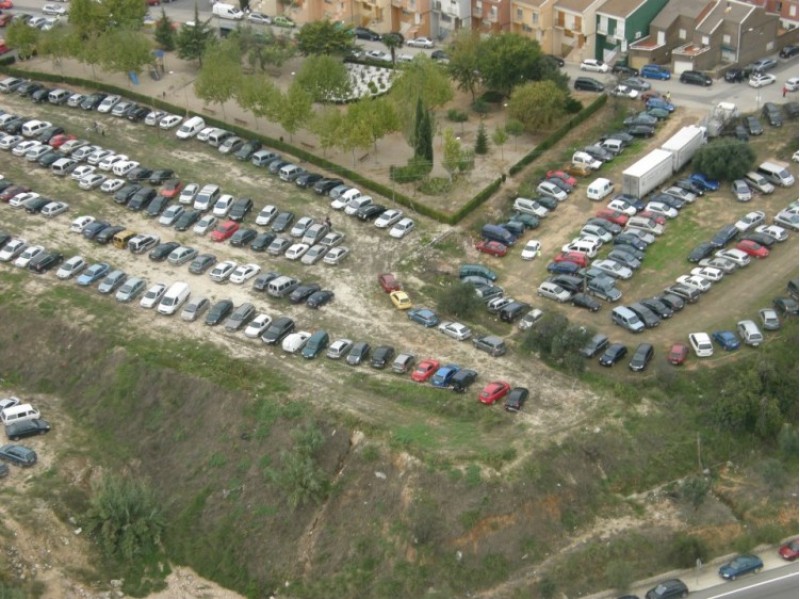 La seguretat dels vehicles i la facilitat d'aparcaments és un factor clau per atreure els visitants./ AM