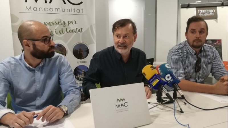 El president de la Mancomunitat Manolo Gomicia, i dos membres de Crea360, encarregats del projecte