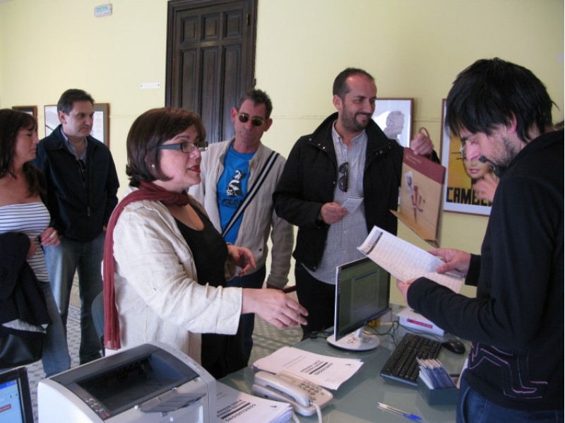 Programadors acreditant-se al Centre Cultural
