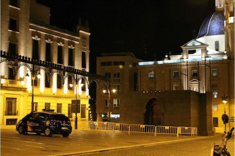  A les 22 hores un cotxe de la Policia estava aparcat al centre de la plaça./ LV