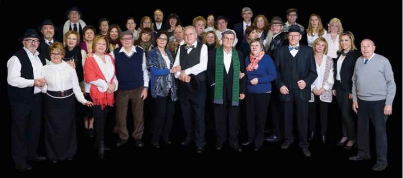 Fotografia de grup dels protagonistes de la sarsuela 'Los Claveles'./ AM