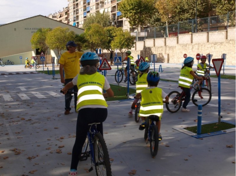 La Policia Local ensenyant els escolars / Ajuntament d'Alcoi 