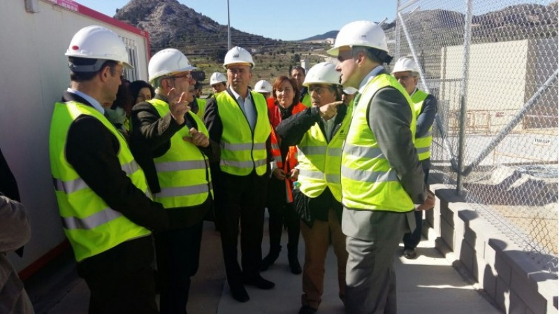 El conseller d'economia, Rafa Climent, en una visita a les obres de la subestació elèctrica de Castalla